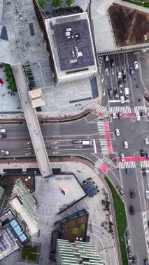 İtalya, Milano 'da güpegündüz trafikte hareket eden arabaların hava aracı görüntüsü. Dikey