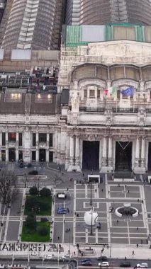 İtalya 'daki Milan Merkez Tren İstasyonu' nun güpegündüz insansız hava aracı görüntüsü. Dikey
