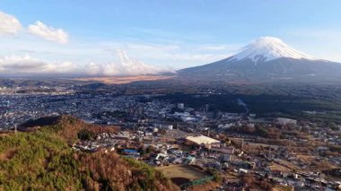 Fujikawaguchiko kasabasının hava aracı görüntüsü, Japonya, Fuji Dağı eteklerinde gün ışığında.