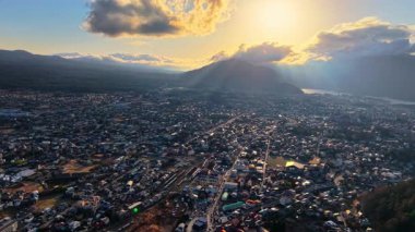 Fujikawaguchiko kasabasının hava aracı görüntüsü, gündüz Japonya