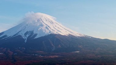 Gün ışığında Fuji Dağı 'nın tepesinde kar olan insansız hava aracı görüntüsü