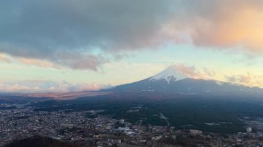 Fujikawaguchiko kasabasının hava aracı görüntüsü, Japonya, Fuji Dağı eteklerinde gün ışığında.