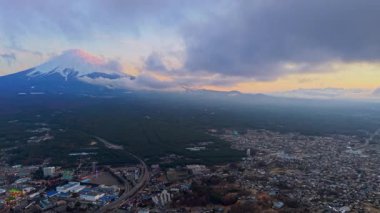 Fujikawaguchiko kasabasının hava aracı görüntüsü, Japonya, Fuji Dağı eteklerinde gün ışığında.