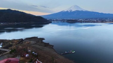 Japonya 'nın Fujikawaguchiko kasabası yakınlarındaki Kawaguchiko Gölü' nün insansız hava aracı görüntüsü.