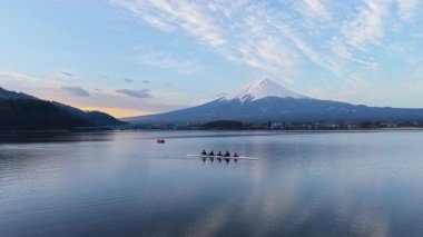 Japonya 'nın Fujikawaguchiko kasabası yakınlarındaki Kawaguchiko Gölü' nün insansız hava aracı görüntüsü.