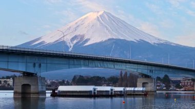 Japonya 'daki Fujikawaguchiko kasabası yakınlarındaki Kawaguchiko-Ohashi köprüsünün insansız hava aracı görüntüsü.