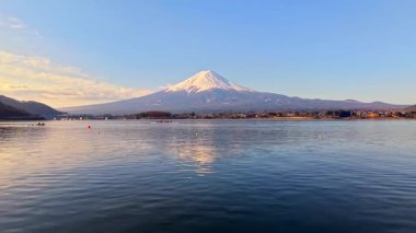 Japonya 'da Kawaguchiko Gölü' nün insansız hava aracı görüntüsü ve arka planda Fuji Dağı var.