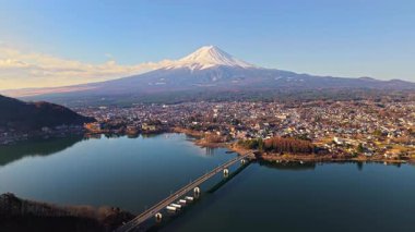 Japonya 'daki Fujikawaguchiko kasabası yakınlarındaki Kawaguchiko-Ohashi köprüsünün insansız hava aracı görüntüsü.