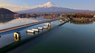 Japonya 'daki Fujikawaguchiko kasabası yakınlarındaki Kawaguchiko-Ohashi köprüsünün insansız hava aracı görüntüsü.