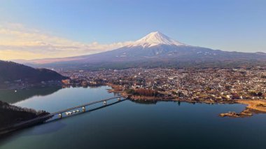 Japonya 'daki Fujikawaguchiko kasabası yakınlarındaki Kawaguchiko-Ohashi köprüsünün insansız hava aracı görüntüsü.