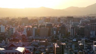 Kyoto, Japonya 'da gün batımında hava aracı görüntüsü