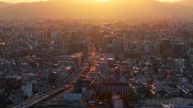 Kyoto, Japonya 'da gün batımında hava aracı görüntüsü