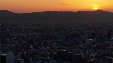 Kyoto, Japonya 'da gün batımında hava aracı görüntüsü
