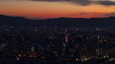 Kyoto, Japonya 'da gün batımında hava aracı görüntüsü