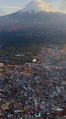 Fujikawaguchiko kasabasının hava aracı görüntüsü, Japonya, gündüz Fuji Dağı eteklerinde. Dikey