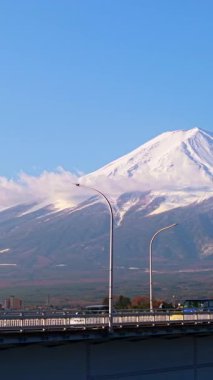 Japonya 'nın Fujikawaguchiko kasabası yakınlarındaki Kawaguchishi-Ohashi köprüsünün arka planında Fuji Dağı ile hava aracı görüntüsü. Dikey