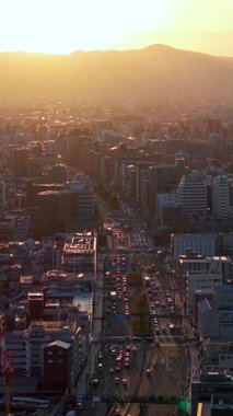 Kyoto, Japonya 'da gün batımında hava aracı görüntüsü. Dikey