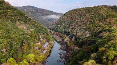 Japonya 'nın Arashiyama kentindeki Katsura Nehri' nin insansız hava aracı görüntüsü