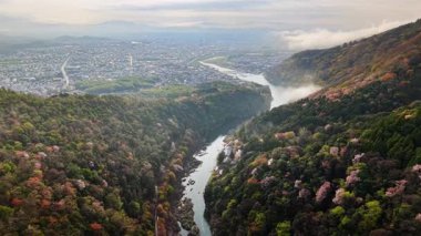 Japonya 'nın Arashiyama kentindeki Katsura Nehri' nin insansız hava aracı görüntüsü