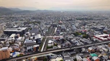 Japonya 'daki Arashiyama tren istasyonunun insansız hava aracı görüntüsü