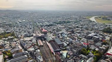 Kyoto Japonya 'nın Arashiyama bölgesinin gündüz insansız hava aracı görüntüsü
