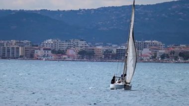 Juan-les-Pins, Fransa 'da denizlerde yol alan yelkenli.