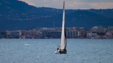 Juan-les-Pins, Fransa 'da denizlerde yol alan yelkenli.