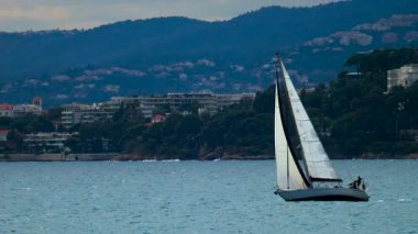 Juan-les-Pins, Fransa 'da denizlerde yol alan yelkenli.