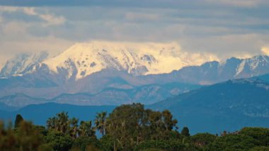 Fransa 'daki karlı dağların uzak manzarası bulutlu bir günde