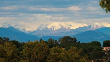 Fransa 'daki karlı dağların uzak manzarası bulutlu bir günde