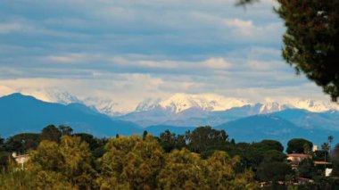 Fransa 'daki karlı dağların uzak manzarası bulutlu bir günde