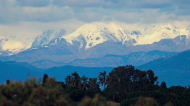 Fransa 'daki karlı dağların uzak manzarası bulutlu bir günde