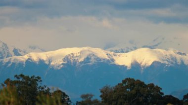 Fransa 'daki karlı dağların uzak manzarası bulutlu bir günde