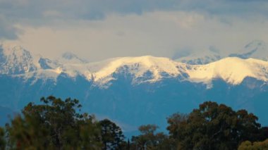 Fransa 'daki karlı dağların uzak manzarası bulutlu bir günde