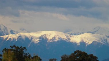 Fransa 'daki karlı dağların uzak manzarası bulutlu bir günde