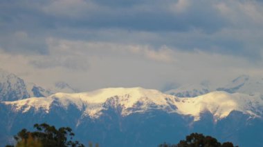 Fransa 'daki karlı dağların uzak manzarası bulutlu bir günde
