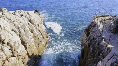 Akdeniz 'in dalgaları Fransız Rivierası kıyısındaki kayalara çarpıyor.