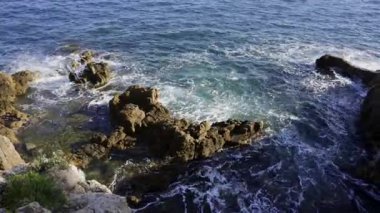 Akdeniz 'in dalgaları Fransız Rivierası kıyısındaki kayalara çarpıyor.