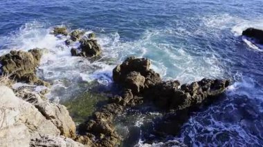 Akdeniz 'in dalgaları Fransız Rivierası kıyısındaki kayalara çarpıyor.