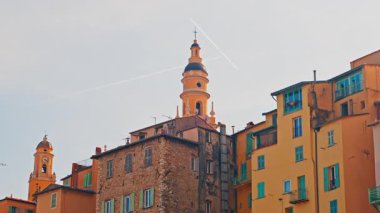 Menton, Fransa St Michel Bazilikası 'nın uzak manzarası şehrin renkli binalarıyla çevrili.