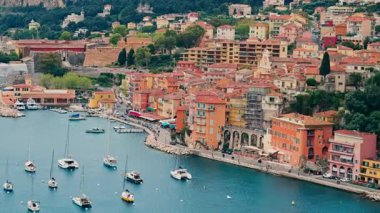 Fransa, Villefranche sur Mer 'in renkli binalarının denize yanaşmış küçük tekneleriyle manzarası.