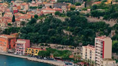 Villefranche sur Mer, Fransa Sahildeki renkli binaların manzarası Denize yanaşmış küçük teknelerle