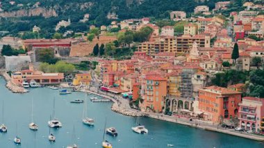 Villefranche sur Mer, Fransa Sahildeki renkli binaların manzarası Denize yanaşmış küçük teknelerle