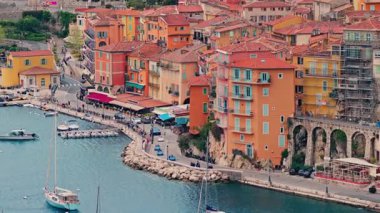 Villefranche sur Mer, Fransa Sahildeki renkli binaların manzarası Denize yanaşmış küçük teknelerle