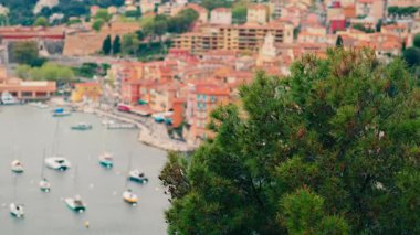 Fransa, Villefranche sur Mer 'in renkli binalarının denize yanaşmış küçük tekneleriyle manzarası.