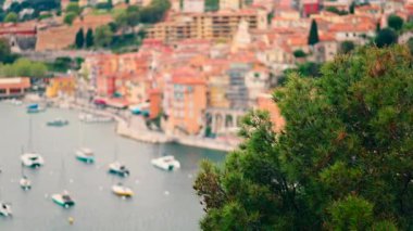 Fransa, Villefranche sur Mer 'in renkli binalarının denize yanaşmış küçük tekneleriyle manzarası.