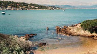 Dalgalar Bandol, Fransa 'da tenha bir yerde kıyıya çarpıyor.