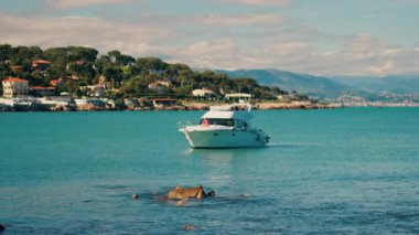 Fransa 'nın Bandol şehrinin arka planında yüzen tekne