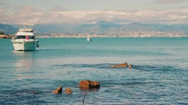 Fransa 'nın Bandol şehrinin arka planında yüzen tekne