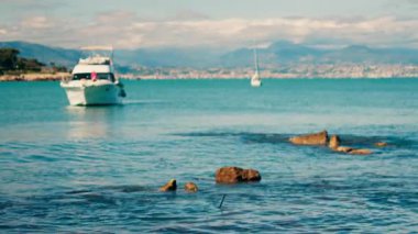 Fransa 'nın Bandol şehrinin arka planında yüzen tekne